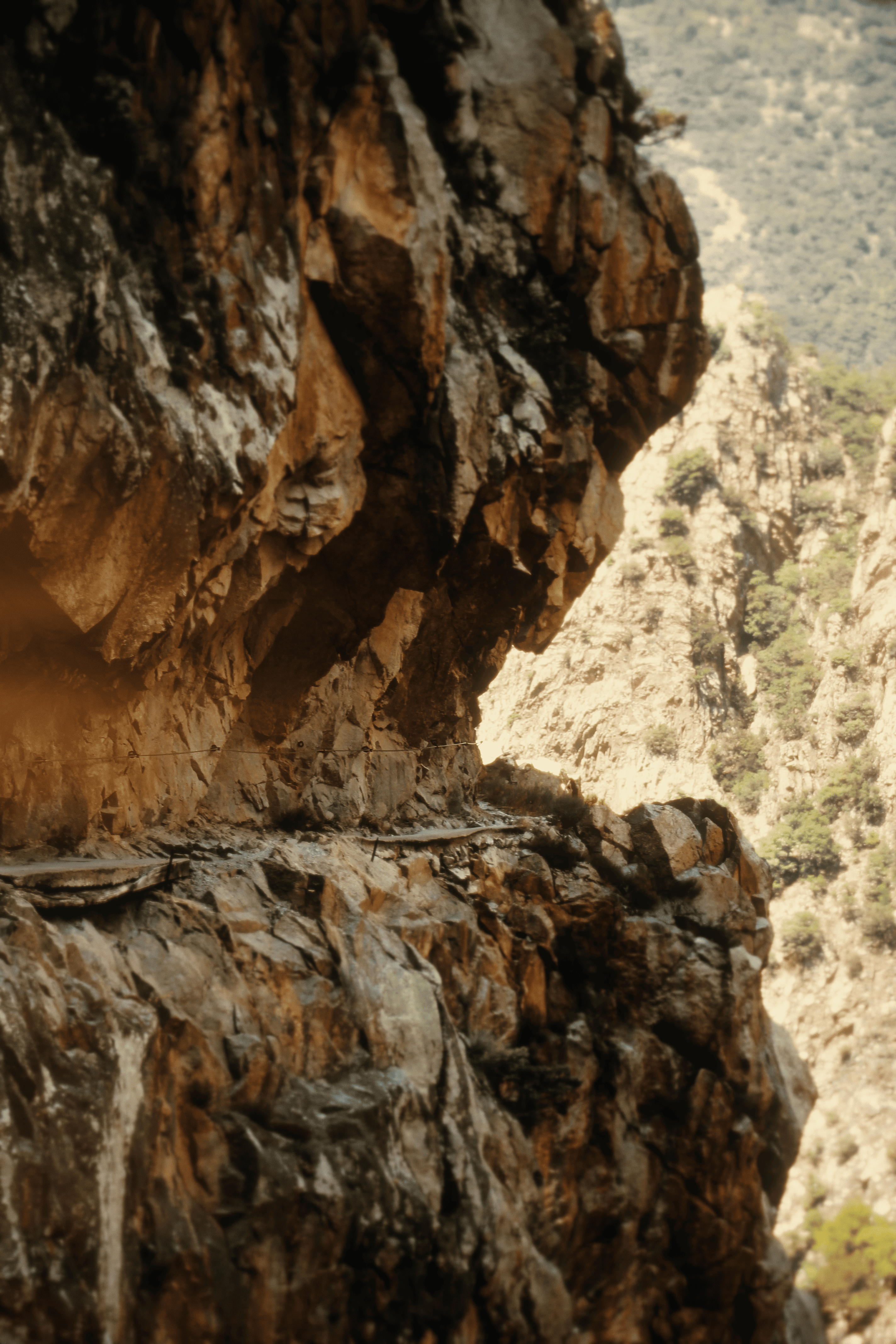 Sentier de montagne creusé dans une paroi rocheuse